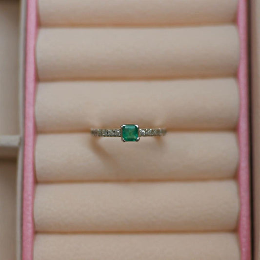 Emerald Studded Silver Ring